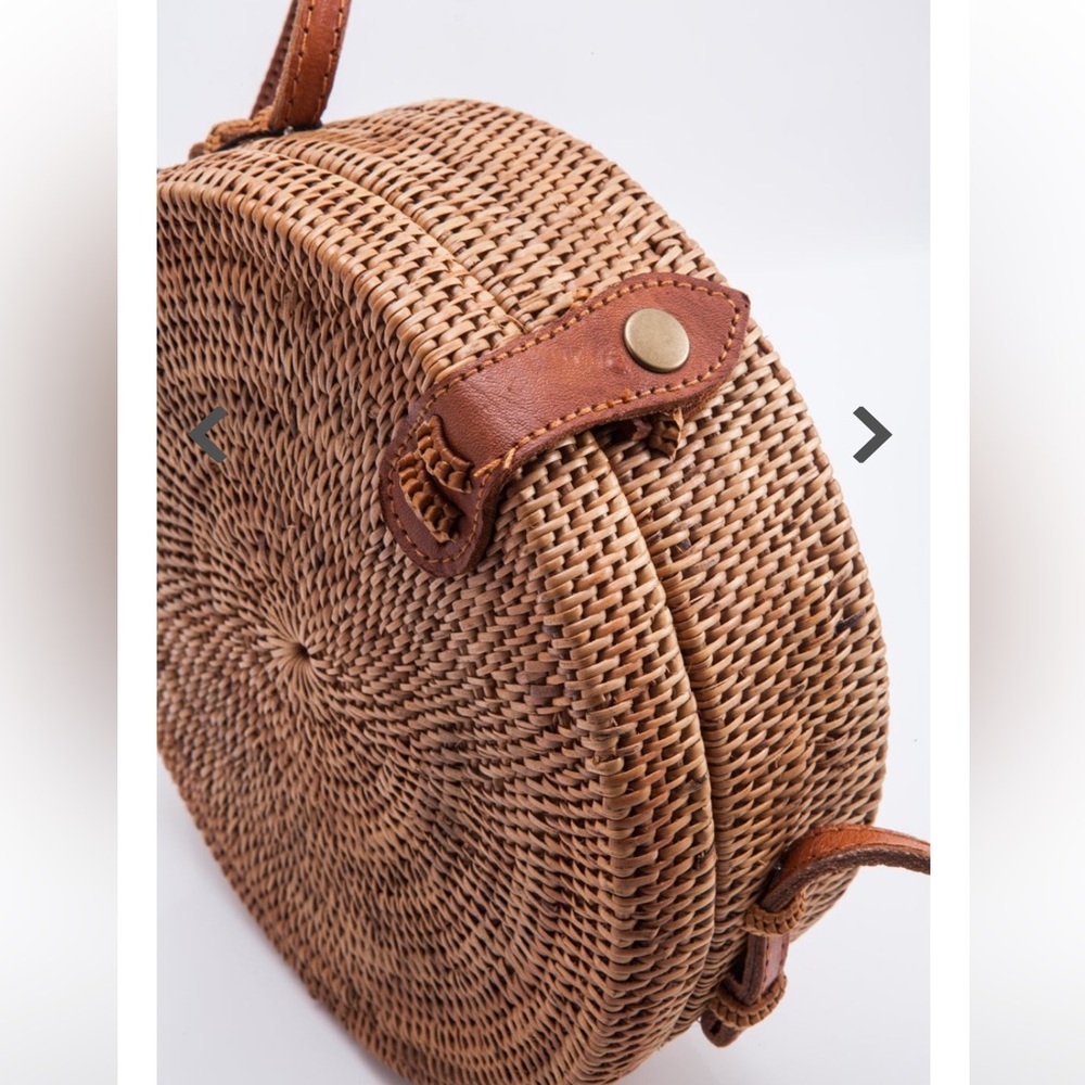 STREET LEVEL Round Rattan Crossbody Bag - Picture 3 of 7